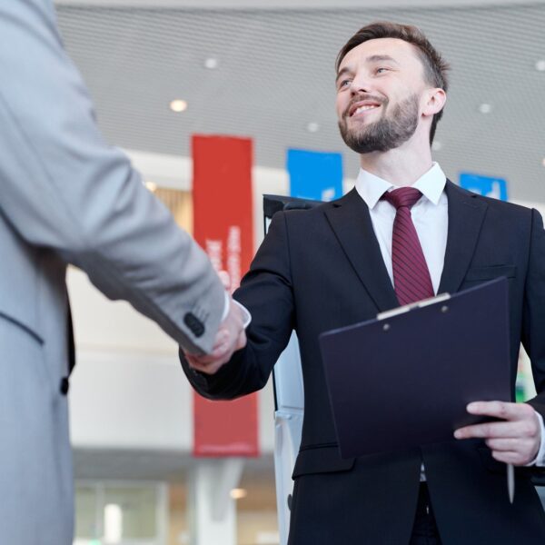 Jak sprzedać stary samochód? Porady i wskazówki dla skutecznej sprzedaży