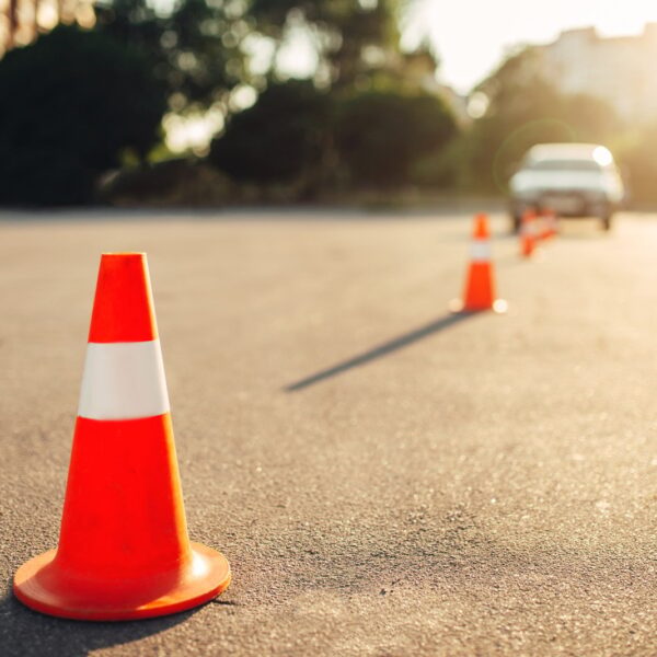 Kiedy włączamy kierunkowskazy? Podstawowe zasady i sytuacje