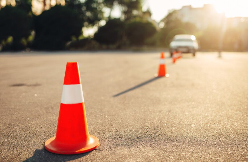 Kiedy włączamy kierunkowskazy? Podstawowe zasady i sytuacje