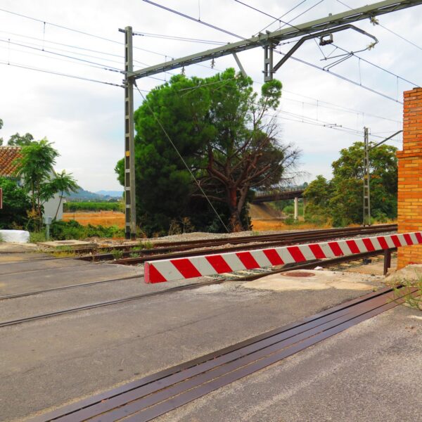 Przejazd kolejowy: bezpieczeństwo i zasady jazdy w pobliżu torów