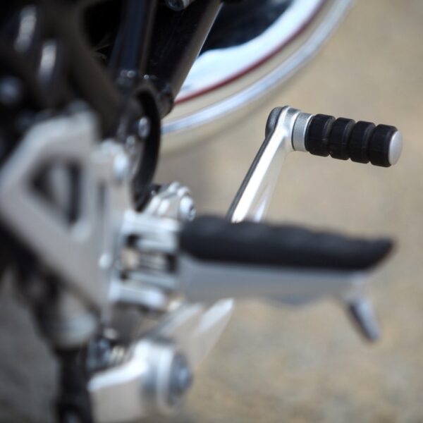 Zmiana biegów w motocyklu: podstawy i techniki dla każdego