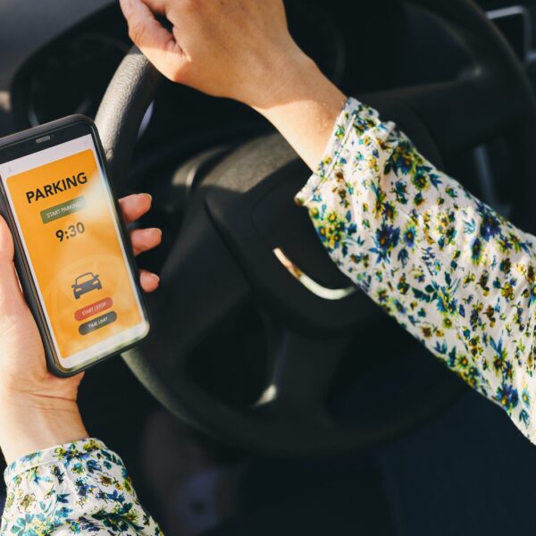 Najlepsze apki mobilne dla kierowców: od nawigacji po zarządzanie pojazdem