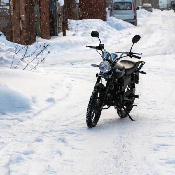 Jak dbać o motocykl w sezonie zimowym? Praktyczne wskazówki