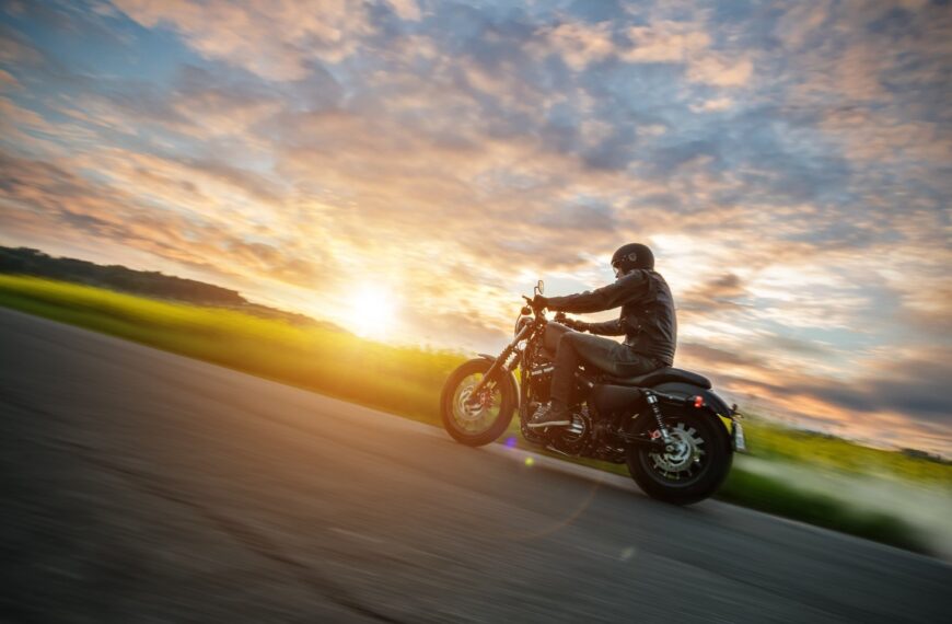 Bezpieczna jazda motocyklem w deszczu: techniki i wyposażenie