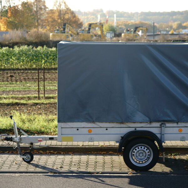 Przyczepy i lawety: na co zwrócić uwagę podczas wyboru i użytkowania