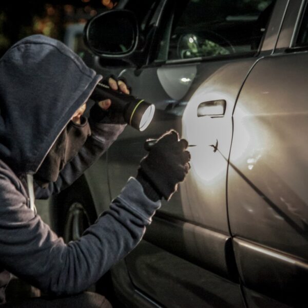 Jak najlepiej zabezpieczyć samochód przed kradzieżą: nowoczesne technologie i sprawdzone metody