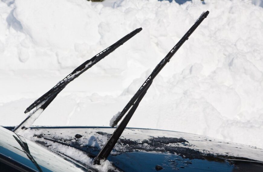 Jak przygotować samochód do zimowego sezonu: od opon po płyny eksploatacyjne.