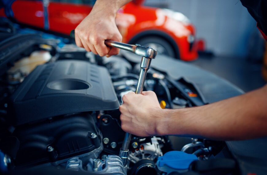 Podstawowe narzędzia w warsztacie samochodowym: co warto mieć pod ręką?