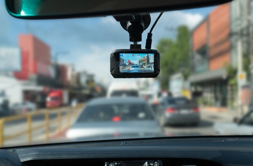 Jakie są korzyści z posiadania rejestratora jazdy? Przegląd dostępnych opcji i technologii.